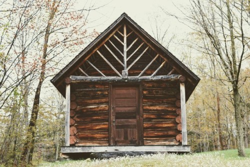 cabinporn:Submitted by Andrew McNealus:This cabin is in Ripton, Vermont. It’s so pretty there. Right