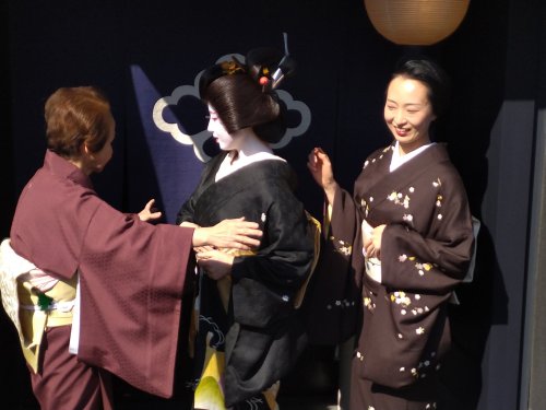 Geiko Umeha and Umehina with the okami(SOURCE)