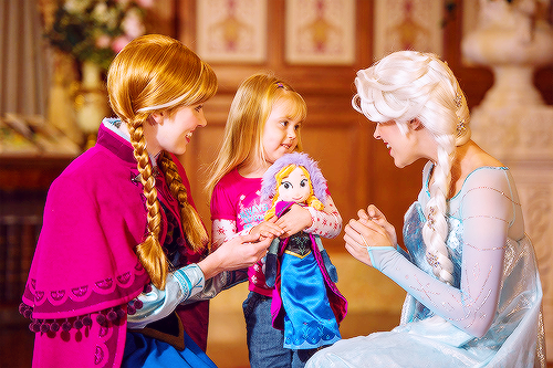 mickeyandcompany:“Frozen” Anna and Elsa arrive at Princess Fairytale Hall (x)