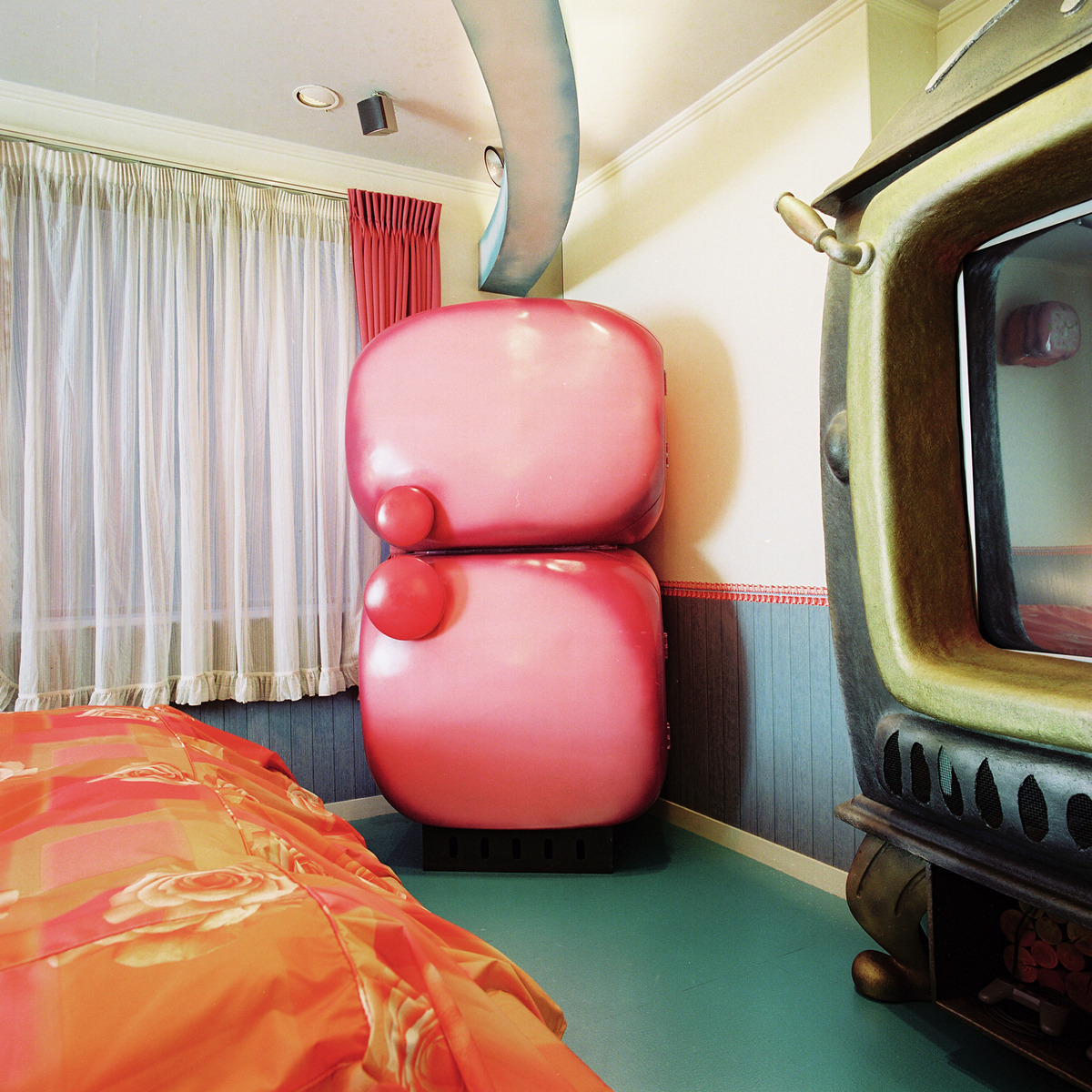 academyfordifficultgirls:  sincerely-mebody:urbain:Love Hotels: The Hidden Fantasy