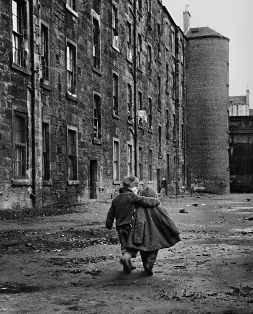 last-picture-show:David Peat, Kids walking through the Streets of Glasgow, 1945