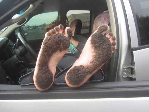 femaledirtyfeet:  Female barefoot girl getting her soles nice and dirty