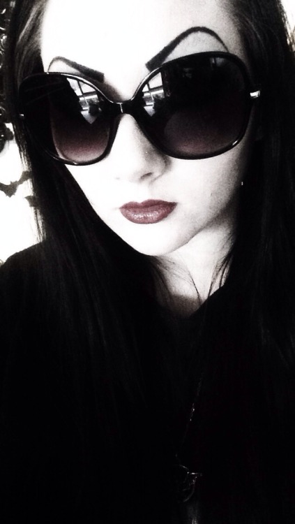 welcometothestrangee:  Finally I have time to do some nice makeup and try on my new sunnies! 👻👻💀