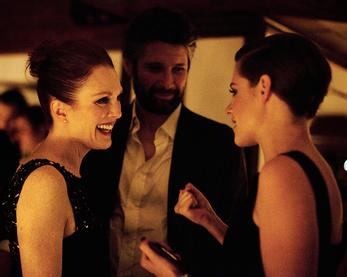 stewcharm: New Picture of Julianne and Kristen at the Pre-Oscar Chanel Dinner.
