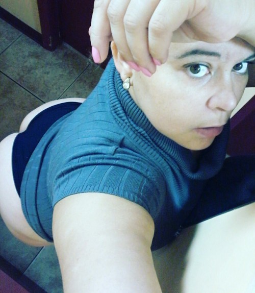 xqu33nkushx: Dominican booty got you looking at me like hey there cutie!!!!! Lol love them curves.