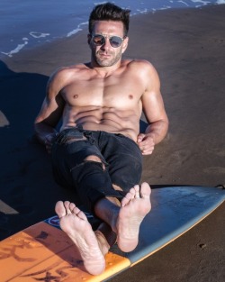 paulsbunion:  Surf ‘n turf is on the menu today….hunky surfer man feet served on his board for a lucky foot lover! Ummm!