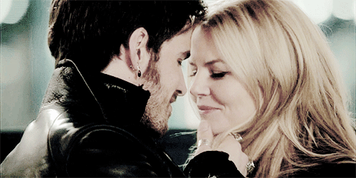 the-lady-swan:My obsession of the moment: She’s the one who lowers her forehead to his. She presses 