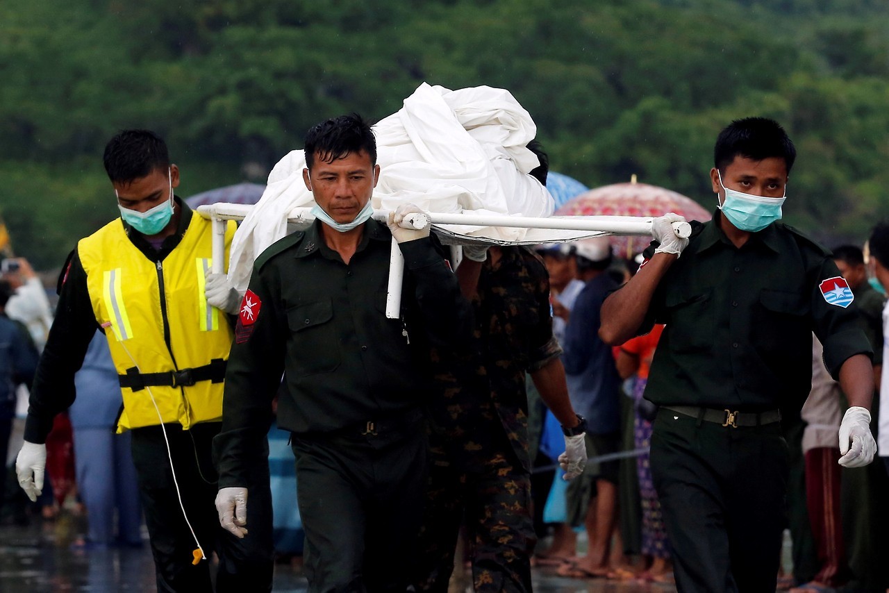 ACCIDENTE AEREO. Encuentran los primeros cuerpos de los pasajeros del avión desaparecido en Myanmar. La Fuerza Aérea de Myanmar confirmó que se hallaron restos del avión militar desaparecido este miércoles en las costas del sureste del país con 116...