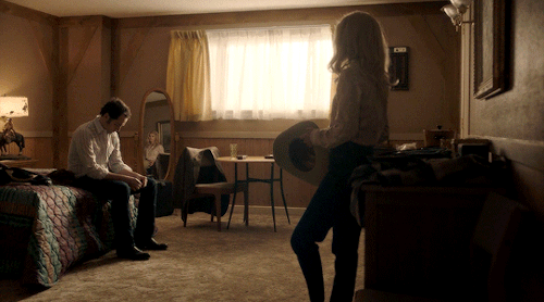 whatelsecanwedonow: The Americans one gifset per episode: ⮡   S5E03 ☭ The Midges