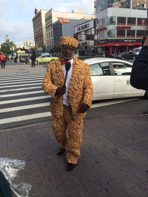 fatmanatee:  hannibal buress in a cookie suit 