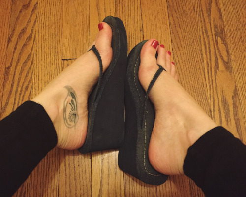 Porn photo reps900:  Feet in flip flops  #Feet #toes
