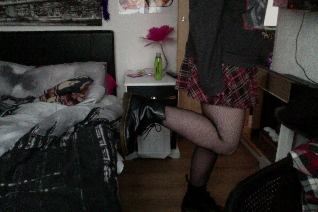 merladybaby:  GETTING COMFY WITH THE RAMONES I may or may not have accidentally deleted