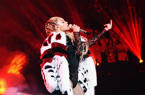 weslehgibbins:Beyoncé performs at the 2016 MTV Video Music Award on August 28, 2016