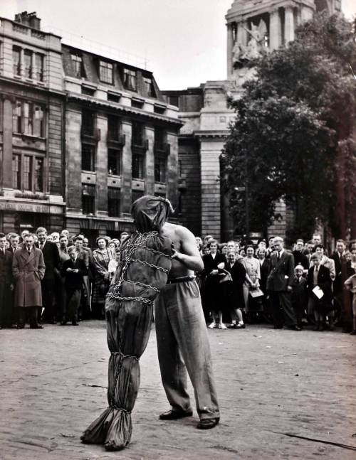 Izis - Spectacle de rue, Londres, c. 1950.