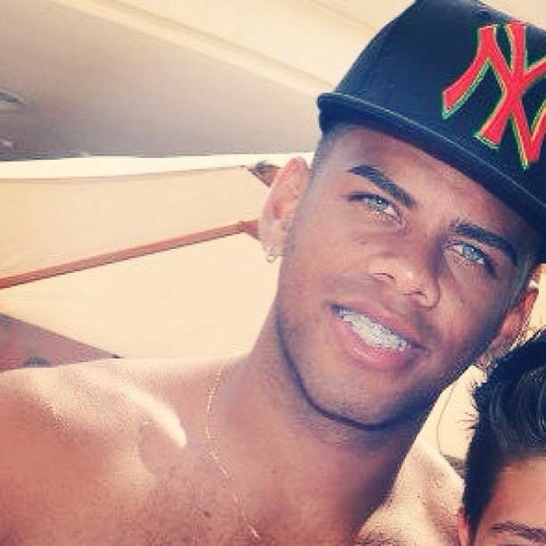 savvyifyanasty:  &gt; god he’s cute 