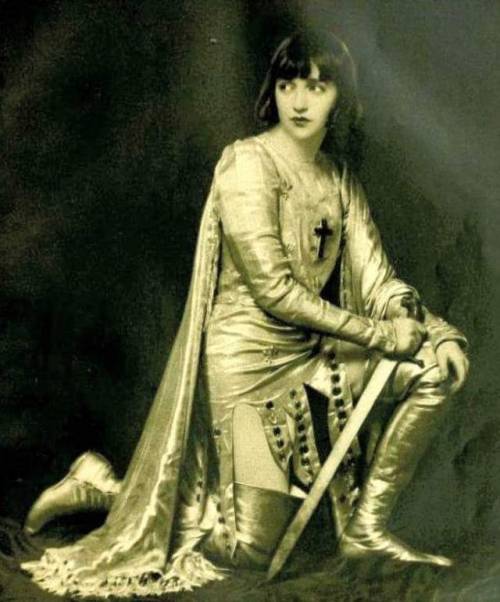 fuckyeahmodernflapper: Bebe Daniels as Joan of Arc for (Eugene Robert Richee, 1926)