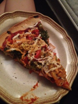 veganpizzafuckyeah:  A slice of the vegan pizza I made tonight (w/ garlic, onion, broccoli, mushrooms, banana&amp;jalapeno peps, Sriracha, mozza&amp;cheddar Daiya, nutritional yeast, cracked black pepper, and various other spices.) (-: