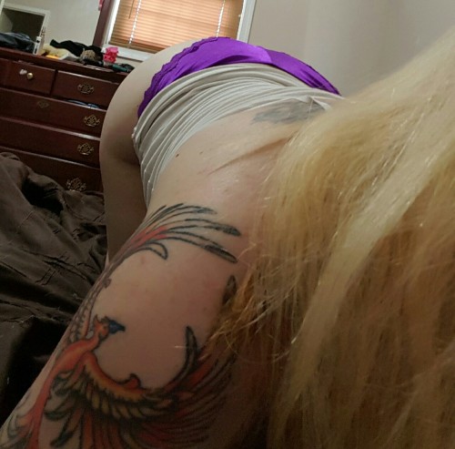toxxxicangel:  Blonde,tattoos,piercings, big booty, bent over= super happy fun time lol  :) :)