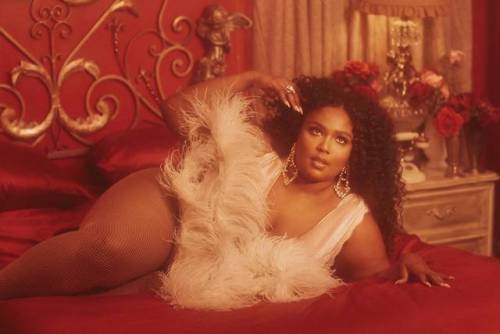 ahistoryofanxietyandanxietyand:Lizzo by Adrienne Raquel