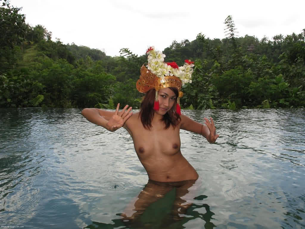 bareandshare:  Nude Balinese beauty
