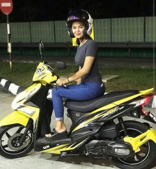 gadismelayupilihan01: bsr buah manggo dlm bju awek ni. sdp ratah buah padu dia ni.