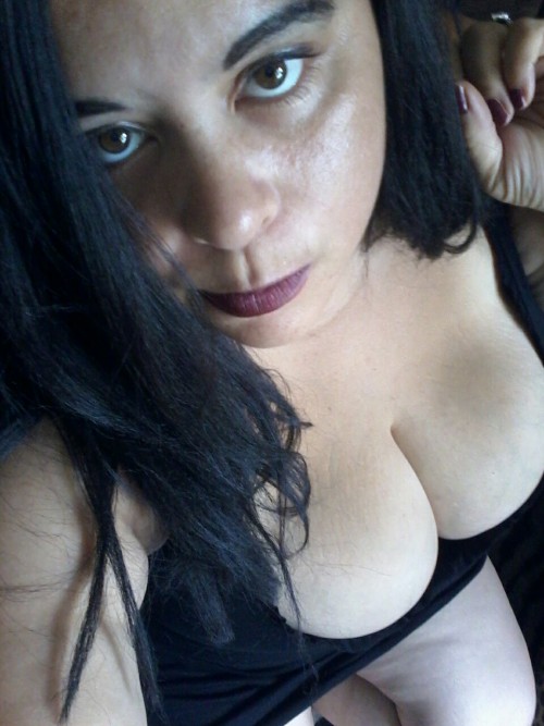 xqu33nkushx:  Reblog if you desire modern day #sexy #bbw #pinup #stoner
