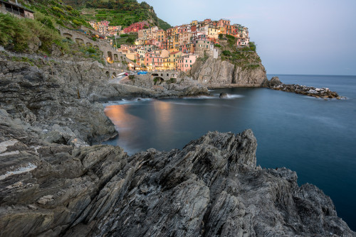 Quality: smu.gs/1Pm5qS8 Eager cliffs lean towards the painted light of Manarola.