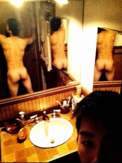 jshootit:  merlionboys:  Fan submission - Cute guy with his perky butt. By now I guess you should know how he likes it being done. =p http://merlionboys.tumblr.com/  So who is he?! He has such a fuckable butt!! 