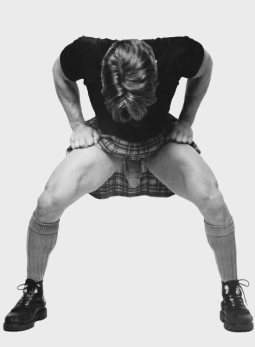 wander-the-backroads:  So it’s true!  Naked under the kilt!