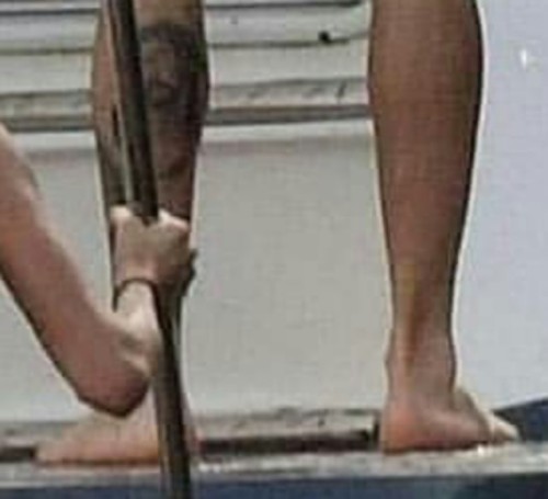 xxxtremely-pervert-gay: Justin Bieber sexy feet on holiday