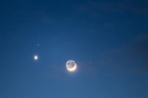 loyhal:tmpls: Sun, moon, Venus, Mars (I believe) in one photo. Omg