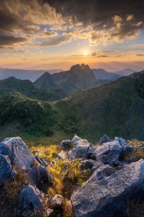 The Rock, Chiang Dao / Thailand (by Boonchet Ch).