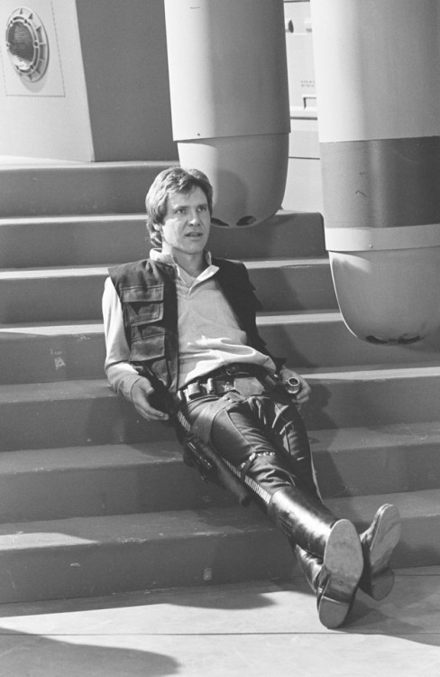 star-wars-forever:starwars:Birthday boy Harrison Ford takes a break on Return of the Jedi’s En