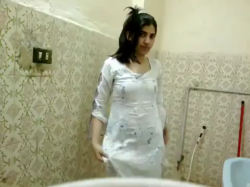 desipussys:    desi girl bathing