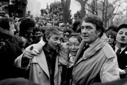 varjack:  Simone de Beauvoir en el entierro de Jean-Paul Sartre. Cementerio de Montparnasse, París, 1980.Fotografía  Richard Kalvar.