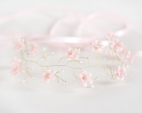 kawaiistomp:  Bridal Flower Crown ~ (photo credit and where to get it) (please do not delete the credit) 