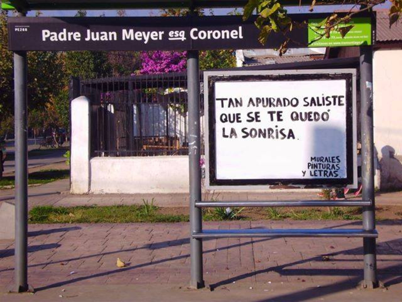 n0rm4l-pe0ple-scare-me:  En un paradero de chile👏🏻👏🏻👏🏻 