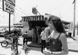 jimmyretired:  retropopcult:Sigourney Weaver eating a hot dog, 1983   And she looks very sexy eating it. Just sayin’….