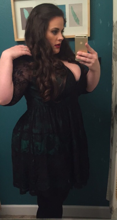 moloweez: Feelin’ this dress. Booty look like a shelf doe. I have books….