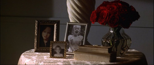 girlpacino:Roses in American Beauty (1999) dir. Sam Mendes