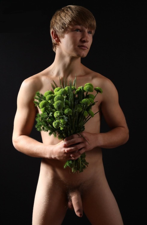 boris-naked:  subcologneblog:  This si such called “Master Gary” or @exposefags on twitter. He claims to be a master, but he is naked all over the internet being a Pornstar with a small dick. So I say: HE IS NOT A MASTER! Expose him everywhere.  Lovely