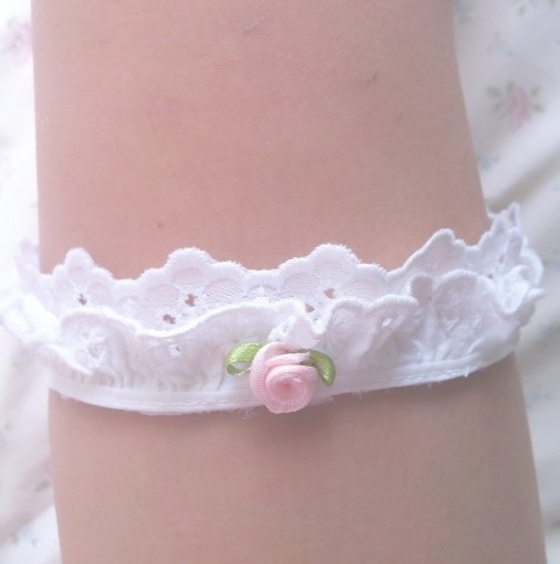 lambnymph:Another garter I made♡