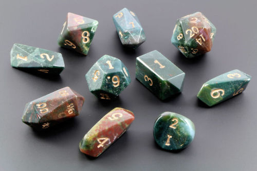 dungeons-and-captions: darkelfdice: Dwarven Stone hybrid dice now available in bloodstone! [image de