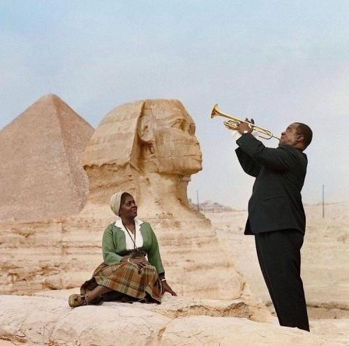 1961 - Louis Armstrong plays to his wife, Lucille, in Giza, Egypt Check this blog!