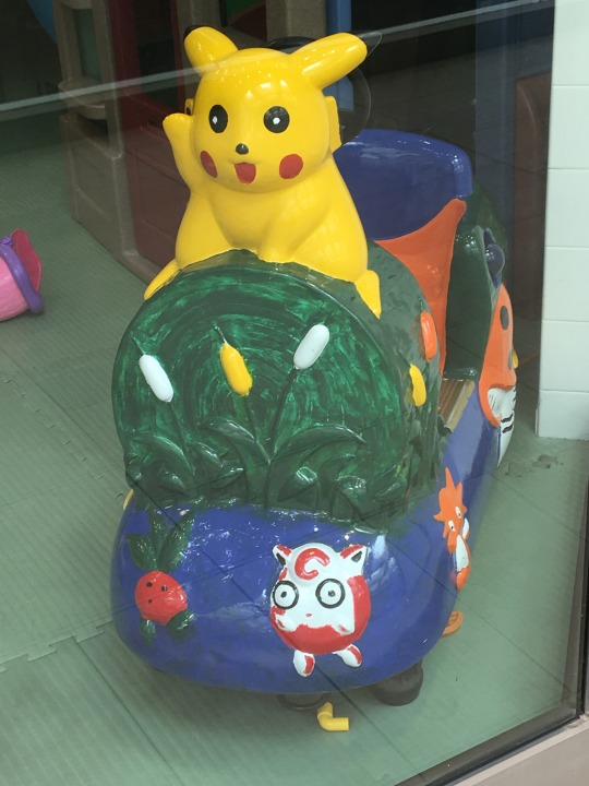 thepeanutbuttercookieninja:  So I was at the mall today applying to jobs and on the top floor there is this semi-creepy, rundown little kids’ play place. As I was walking by I noticed a Pokemon ride that may have been official several years ago (?)