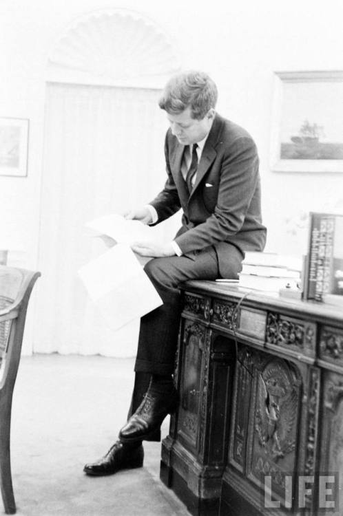 President John F. Kennedy at his desk(Paul Schutzer. 1961)