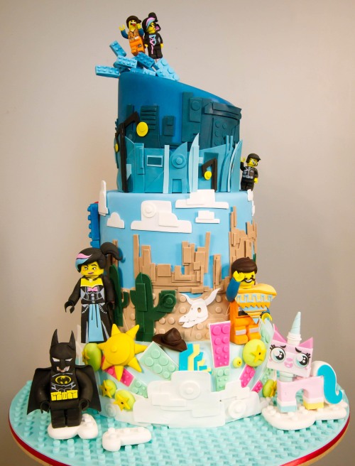 nerdachecakes:Everything is Awesome- Holy Lego Movie, Batman!A really rad cake I made for a cute Bir