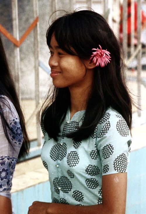 Street portrait photos of Yangon girls in the early 1970s.