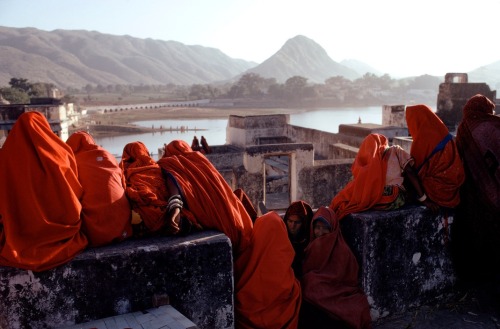 ouilavie:Bruno Barbey. India Rajasthan province. Pilgrims looking at the Holy Lake.