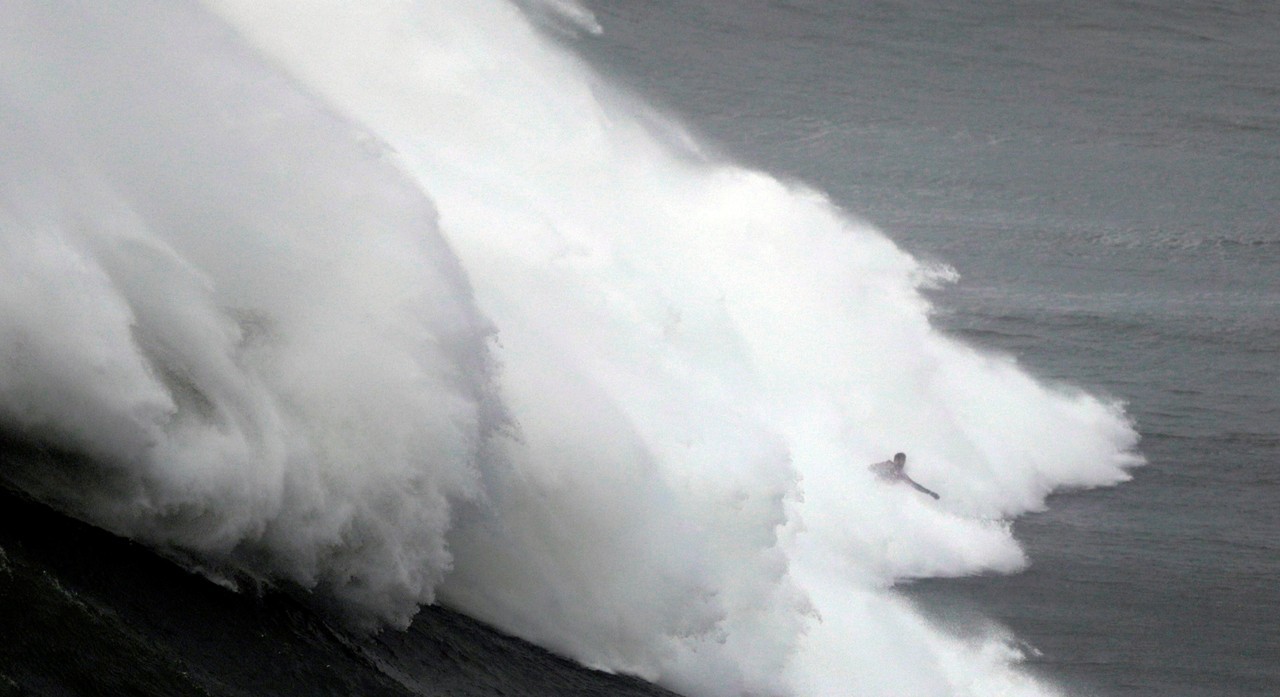 SURF DE GRANDES OLAS. El invierno ha traído unas olas peligrosas pero éstas han batido todos los récords en Praia do Norte en Nazare, Portugal, el 15 de diciembre de 2017. (REUTERS/Rafael Marchante)
MIRÁ TODA LA FOTOGALERÍA—>